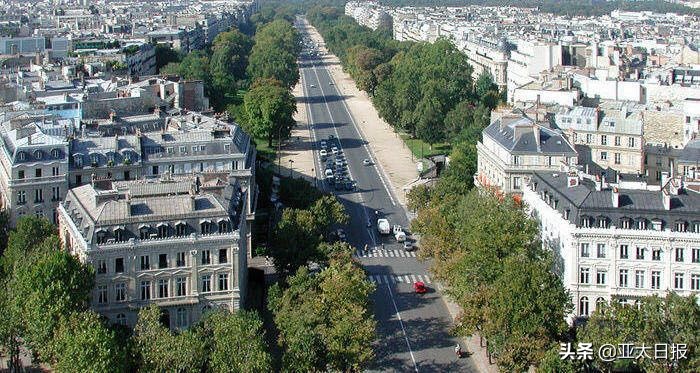 沙特公主骂法国水管工人是狗强迫其亲脚，法国不客气了...