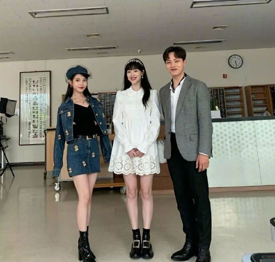 iu吊唁雪莉的图片,iu得知雪莉去世崩溃大哭
