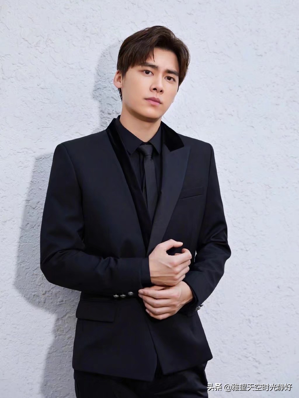 痞帅风男明星壁纸黑色,黑色西装壁纸