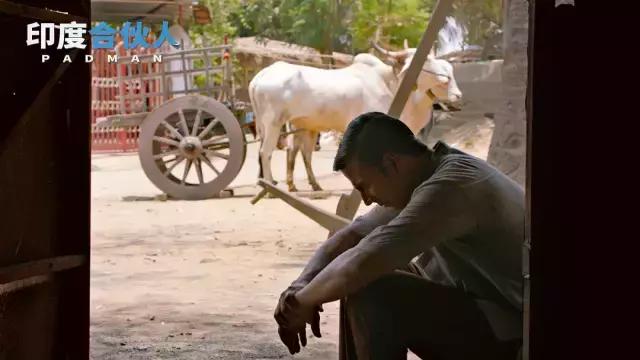 这个了不起的男人，靠着给女人做卫生巾成为英雄！