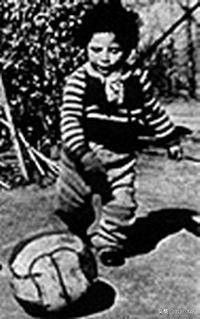 球王陨落一起告别马拉多纳,球王马拉多纳世界杯哭泣