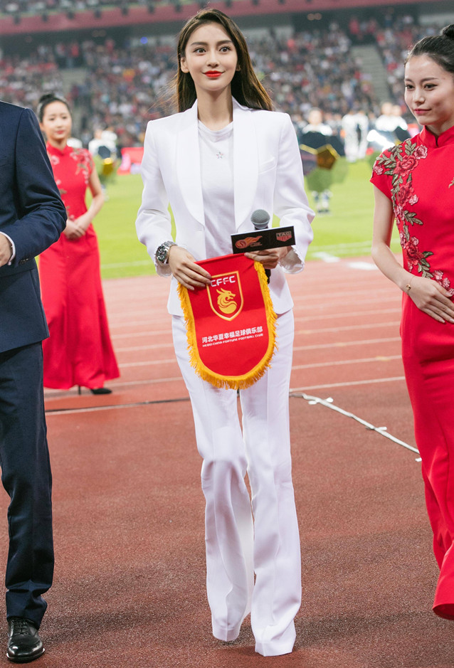 angelababy穿白色衣服裙子视频,angelababy穿白衣白裤出发时装周