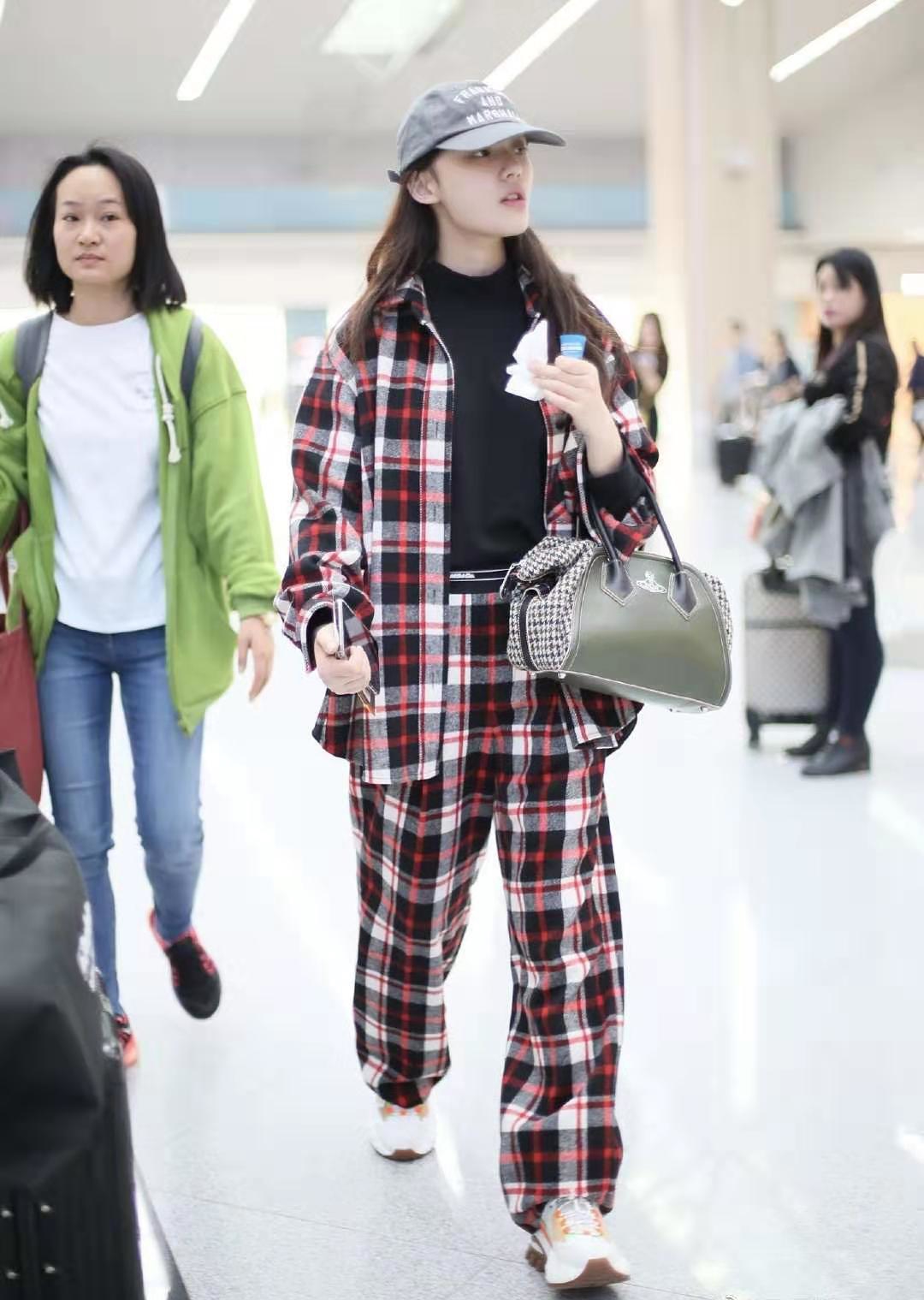 “垃圾分类包”已经失宠，今年冬天流行“千鸟格包”，实用又洋气