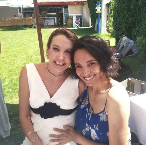 卢森堡前王妃特西再婚，婚纱选V领白裙优雅美，两位王子给当伴郎