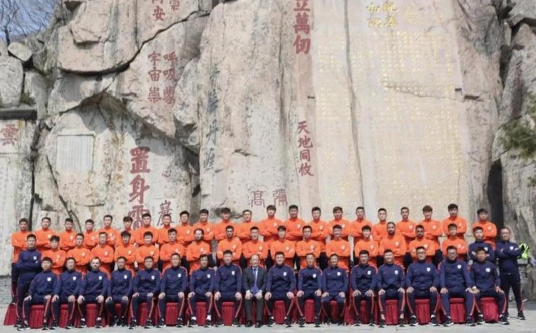 山东泰山队双冠王海报,泰山队夺队史第三个双冠王