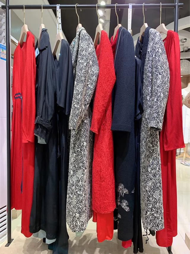 女装品牌折扣批发一手货源,什么是品牌折扣女装