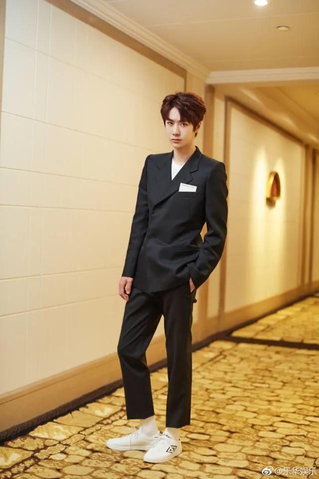 王一博怎么选上乐华,王一博出门旅行带着谁