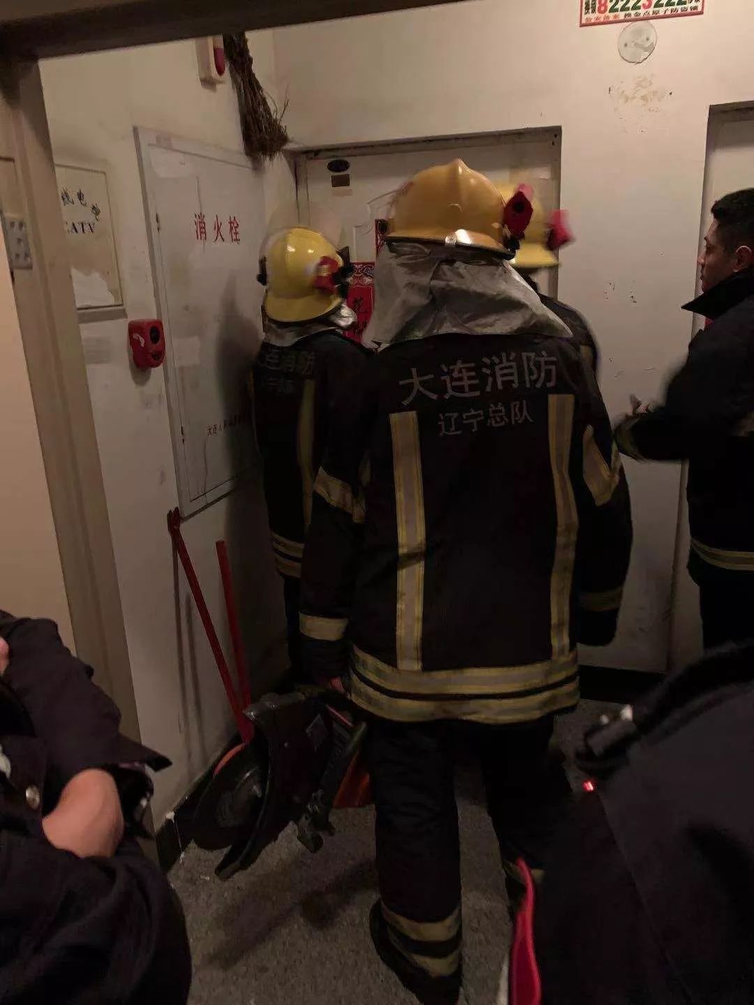 清晨两三点听到敲木板的声音,半夜听到敲打床板