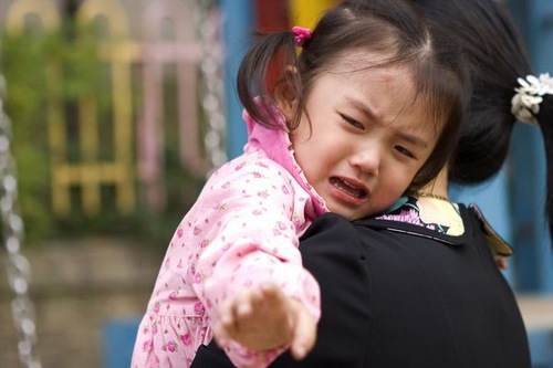 幼儿园新生入园焦虑宝宝的表现,新生幼儿入园分离焦虑正确引导