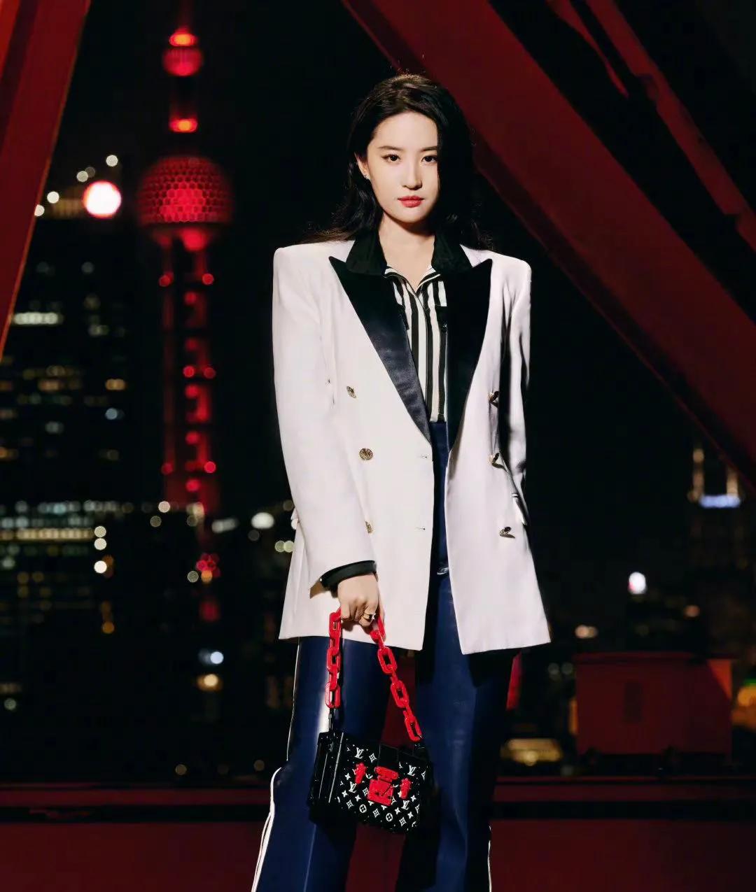 lv大秀单品采访怼脸,lv大秀明星红毯朱一龙