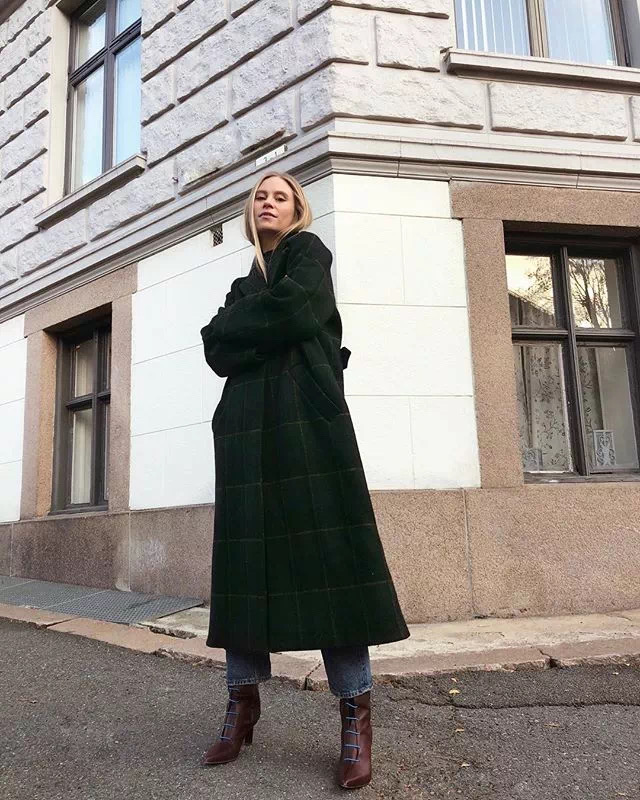 黑黄皮肤穿什么颜色的大衣显白,女士皮肤黑适合穿这6个颜色