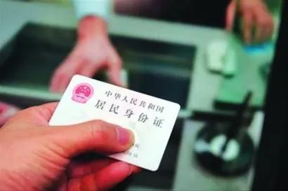 中高考学生集中办理身份证,警花提醒中高考办理身份证