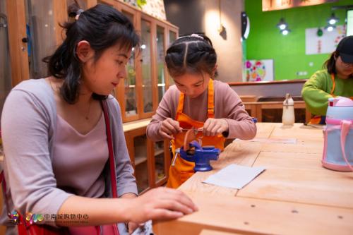 中南商业用心创建多元魅力空间，臻情礼遇母亲节