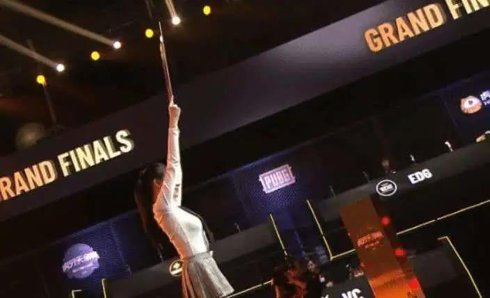 天命杯举牌小姐姐豆蔻,天命杯举牌女郎