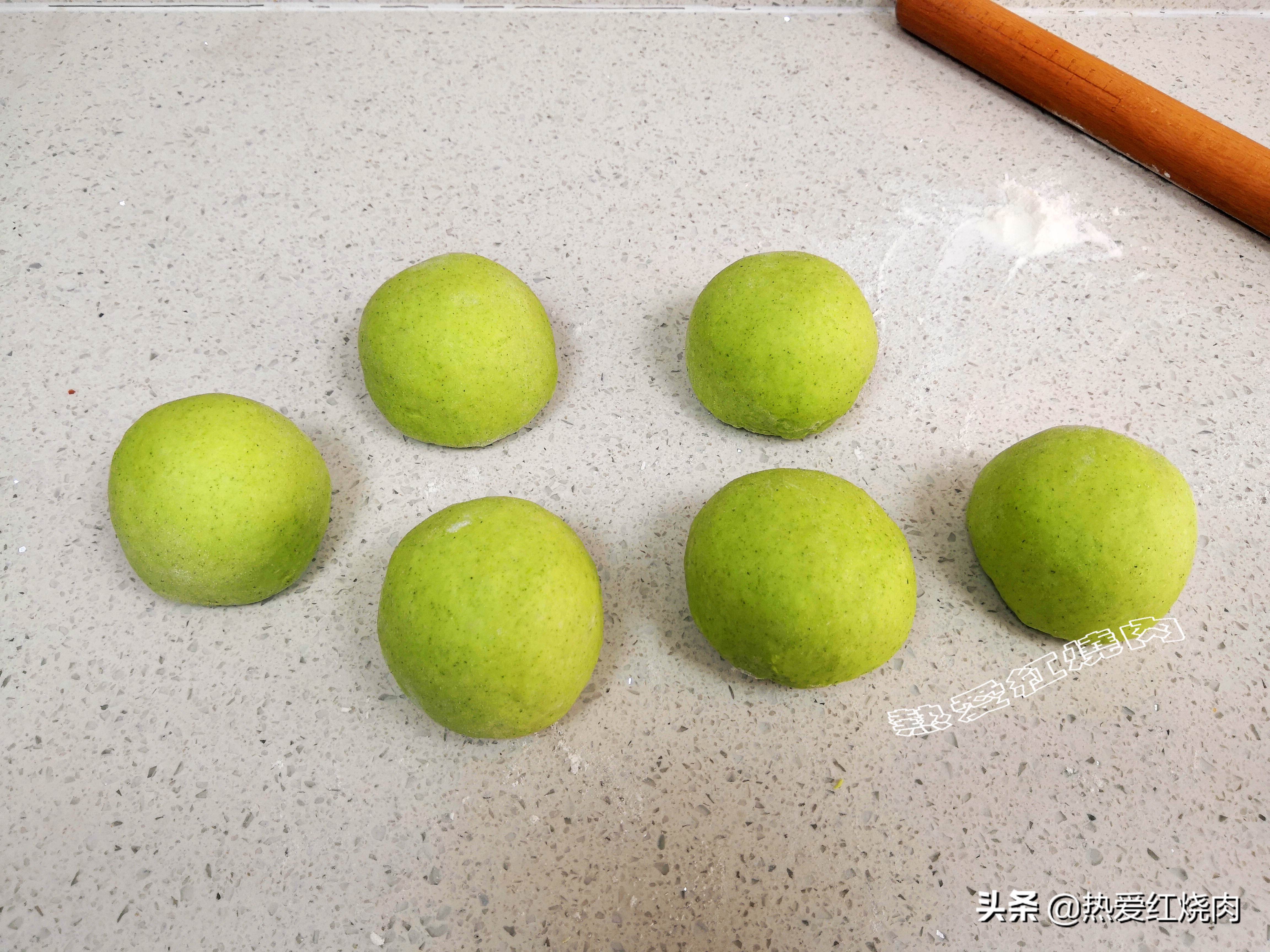 这款面包样式很独特十分松软美味,变色龙夹心面包