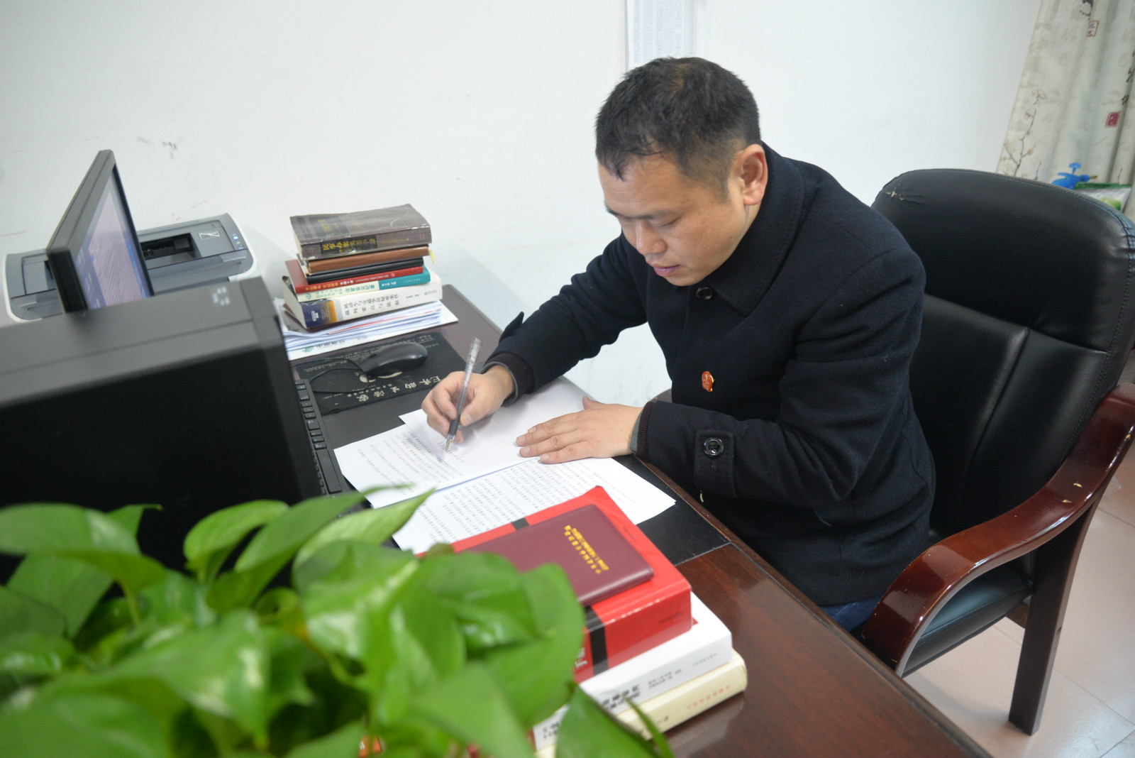 武法平凡人|平凡而又执着的天平守护者--记全国模范法官、武冈法院湾头桥法庭庭长蒋登忠先进事迹