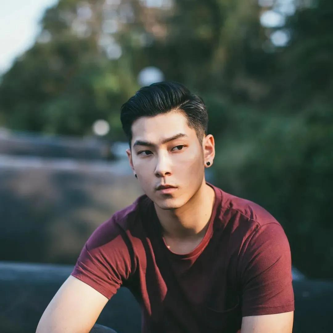 旅游景点男生拍照姿势怎么摆,男生山顶晚霞摄影拍照姿势高清