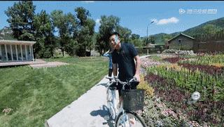 女人过40，建议出门戴帽子，既防晒又减龄，45像35，时髦又有档次