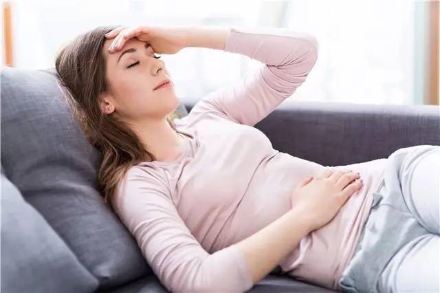女人脸上长黄斑的原因和调理方法,女性绝经后脸上出现雀斑怎么调理