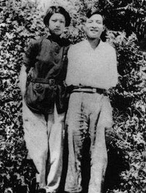 她出生教育世家，其父、兄、夫、子均是名人，*小平邓**曾为其姻缘作诗