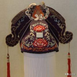 动辄数十万的京剧戏服，写满了中国故事