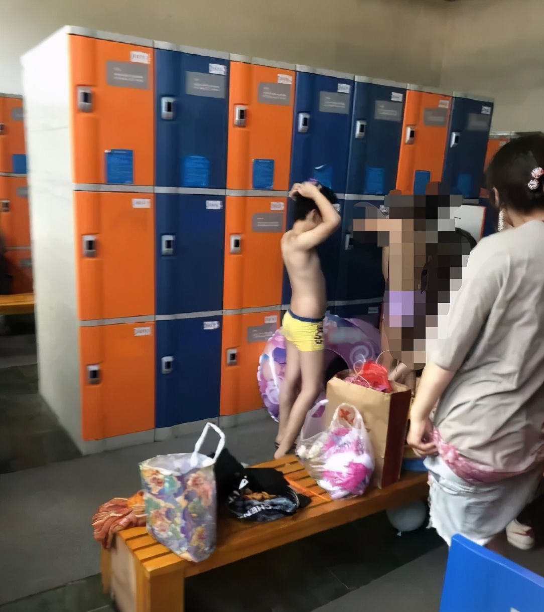 女澡堂惊现半裸男性，网友这次真的炸了