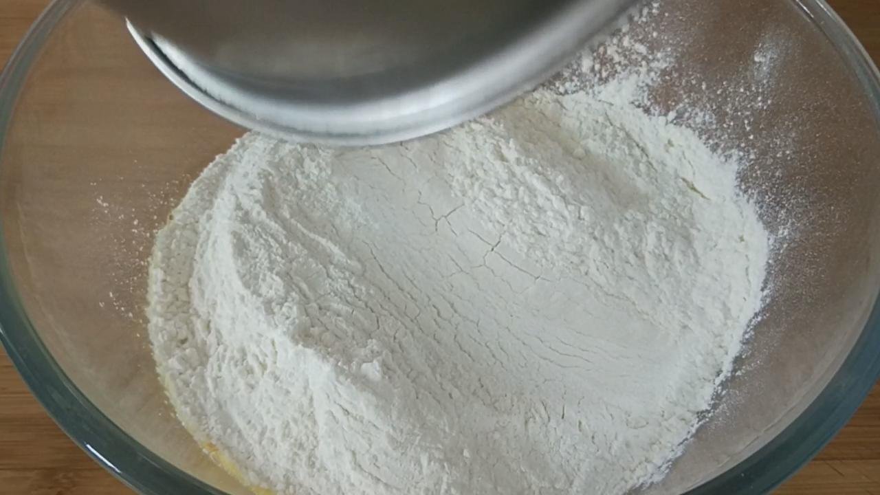 3个鸡蛋1碗面教你做面包不揉膜,面粉加鸡蛋简单做法