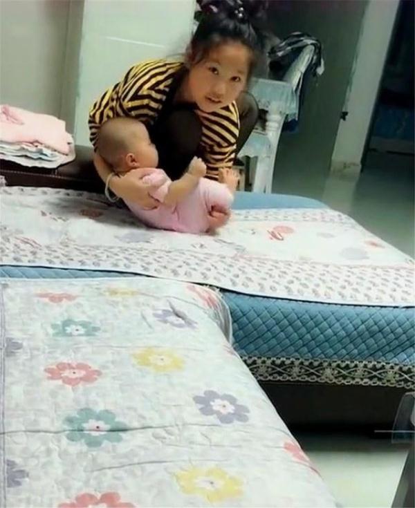 自从有了弟弟妈妈的宠爱,自从家里多了个小天使全家都欢喜