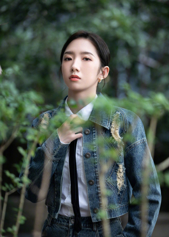 孟美岐同款衣服搭配,孟美岐的其他穿搭也是很显魅力的