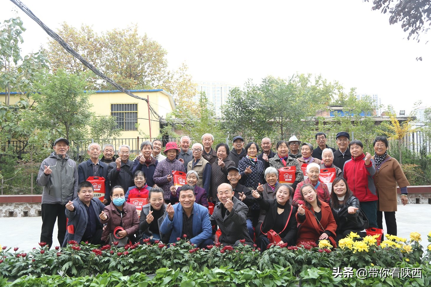 谷泽天下生态农场走进渭南市景华医养院举办重阳节爱心慰问活动