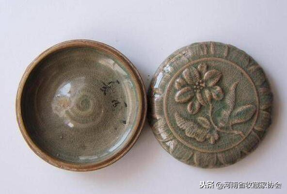 宋代龙泉窑瓷器胎釉鉴定全图片,宋代龙泉窑底足胎釉结合处的特征