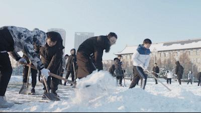 哈尔滨一高校操场惊现双航母,高校雪地双航母