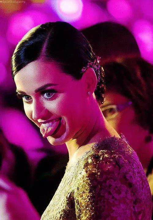 水果姐成2018全球最高收入女歌手,水果姐和霉霉谁的歌好听