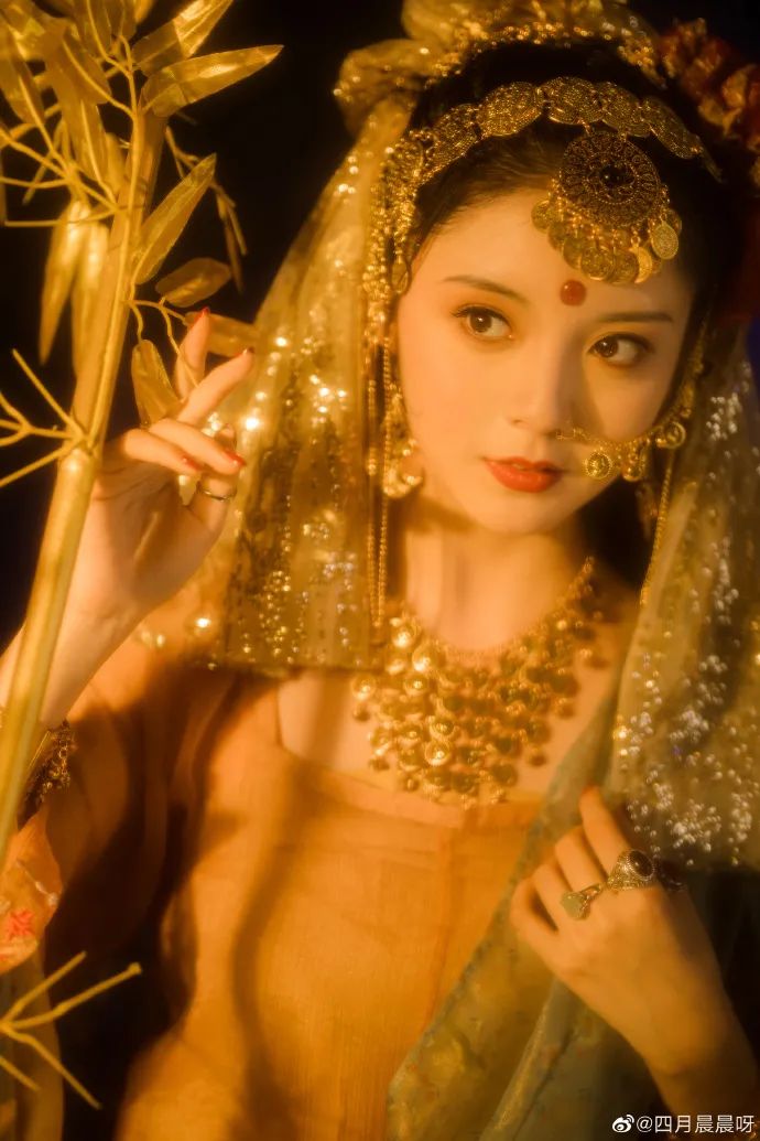 00后女孩演绎四大名著美女，凭一个造型火出圈，200万网友点赞