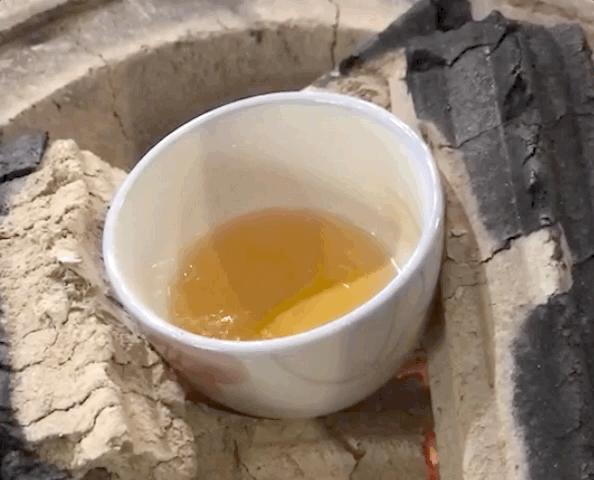 一个女人在家喝果酒,女孩子可以喝自己做的果酒吗