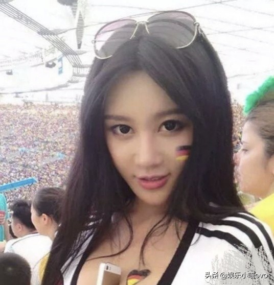 她被誉为最美足球宝贝，表演“夹手机”走红，26岁成女总裁