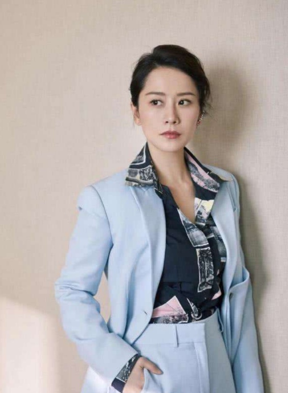 五十岁女人满头白发适合什么发型,30岁白发多不想染适合什么发型