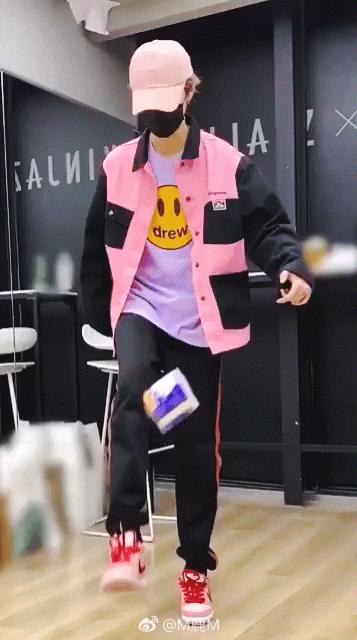 鹿晗黄子韬舞台排练打闹,鹿晗黄子韬被吓一跳