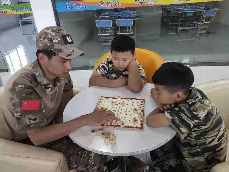 儿子缠着我下棋，我深感头大