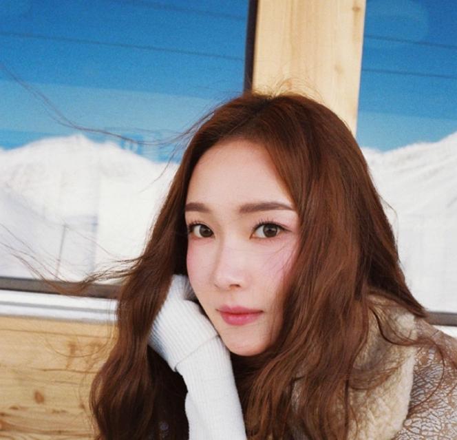 郑秀妍的精致*服私**，高领毛衫+设计感上衣贵气满满，漫步优雅瑞士