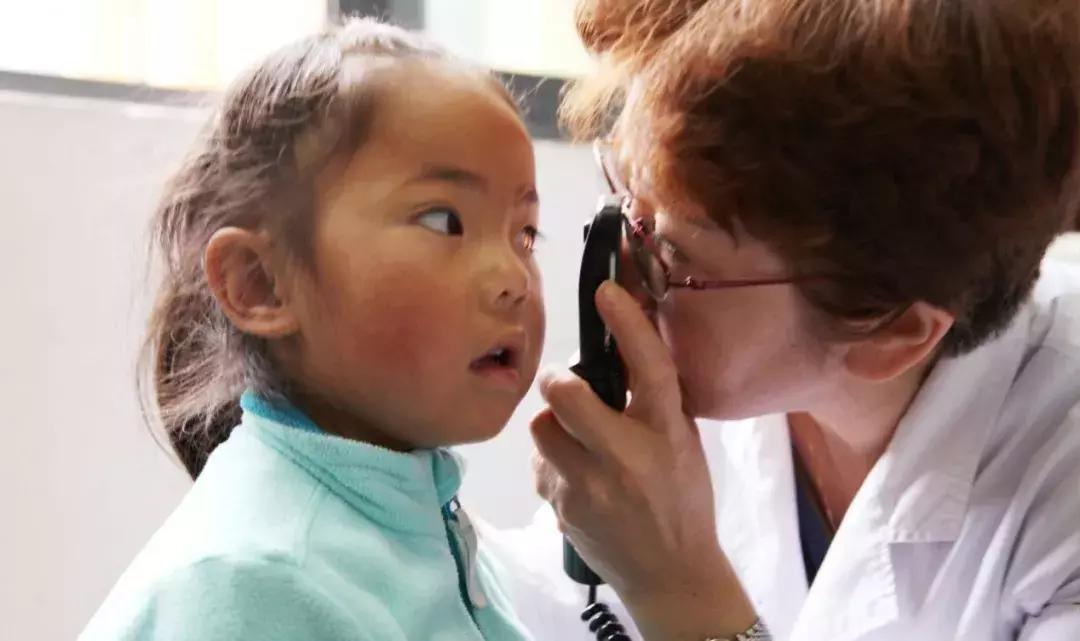 和爱琴海商业一起捐助弱视孩子的手术费