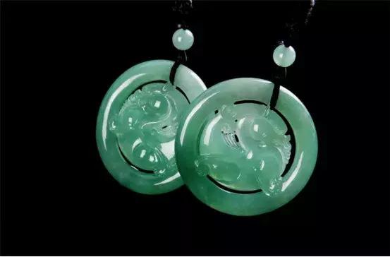 翡翠的8个误区：洗澡不能戴？只有缅甸产？原来这些年都被骗了