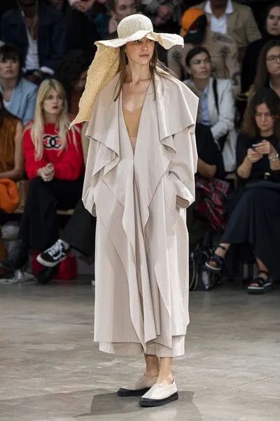 日本著名设计师三宅一生代表作,日本服装设计师三宅一生