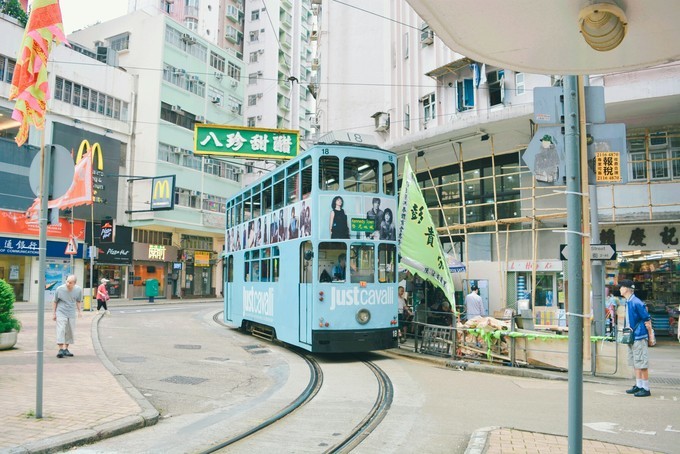 世界将我包围下一句,世界将我包围演唱