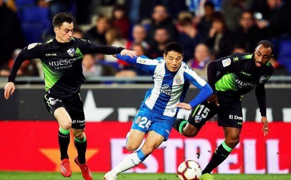 武磊射门失误的视频,武磊为铲射破门狠狠撞上门柱