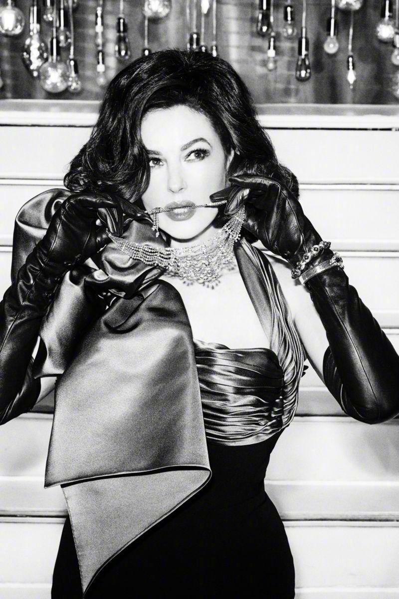 56岁莫妮卡贝鲁奇仍是女神，身材绝美发量惊人，网友：地球球花