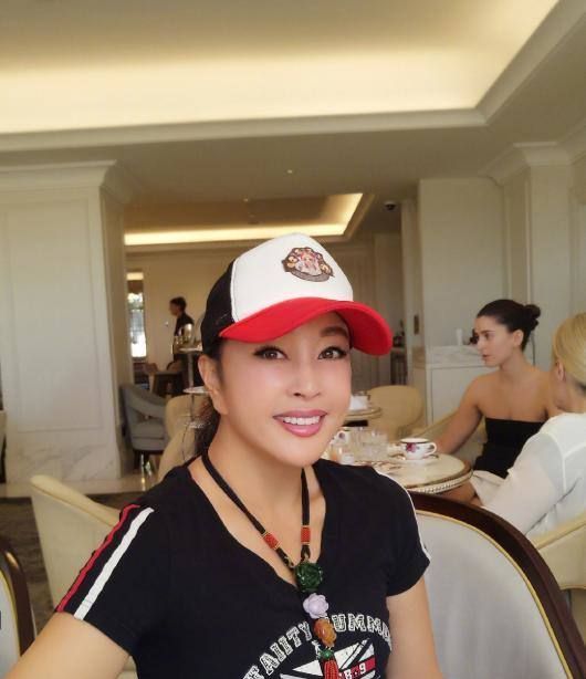 65岁刘晓庆一身黑装现身气场十足,刘晓庆老了反而好看