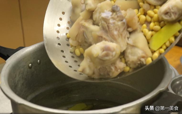 黄豆炖猪蹄怎么做不吃不腥,猪蹄黄豆汤怎么做不油腻又好喝
