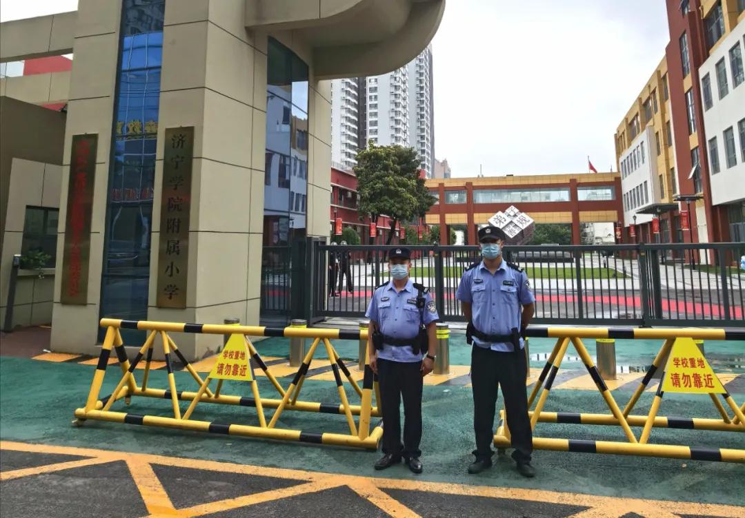 我为群众办实事交警雨中排堵保畅,我为群众办实事开展夜间巡逻防控