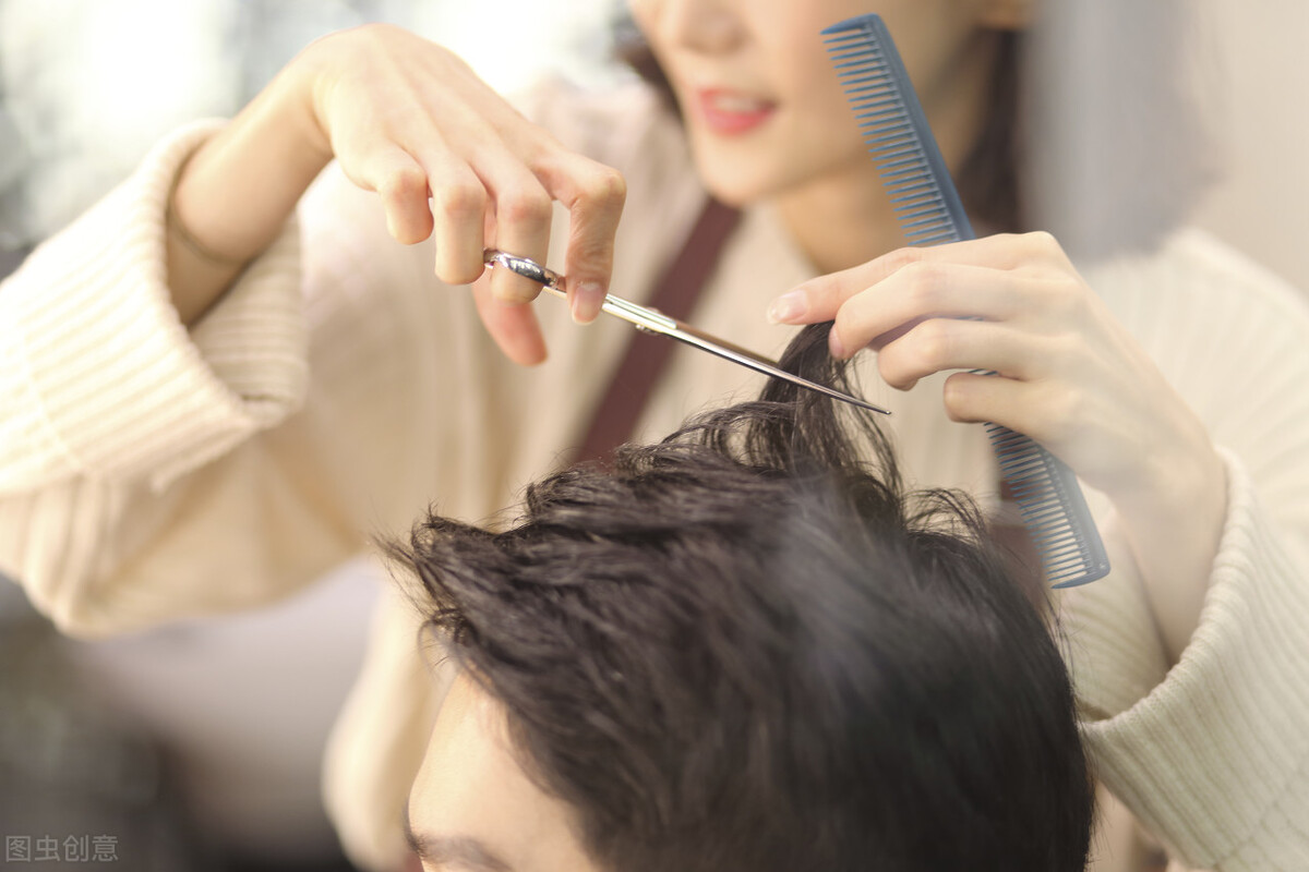 染发后长出新头发不尴尬的颜色,染发后新的头发长出来分层的尴尬